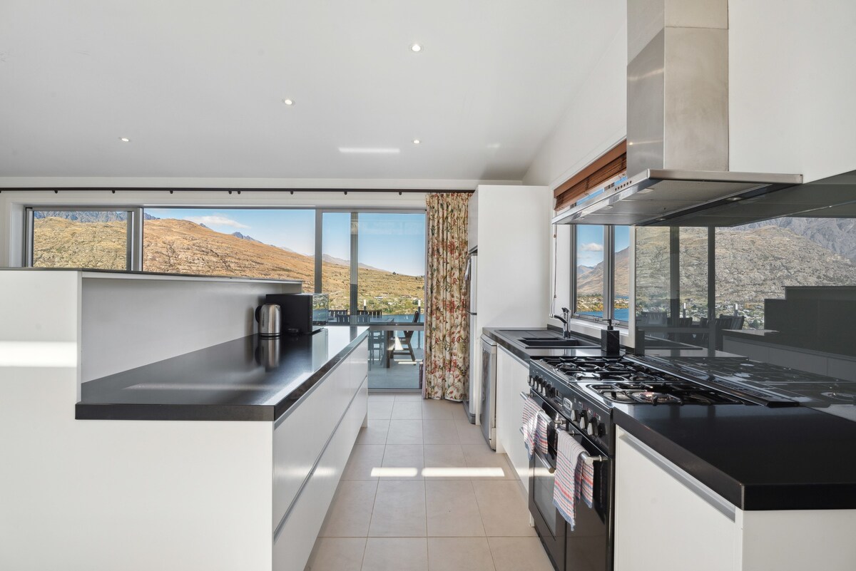 Views On The Top - Queenstown Holiday Home