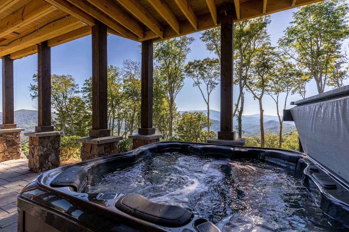 Almost Heaven- Luxury! Eagles Nest! Hot tub! Views