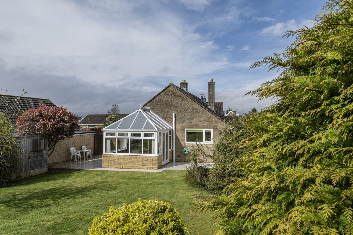 Modern cottage in the Cotswolds - Hillside