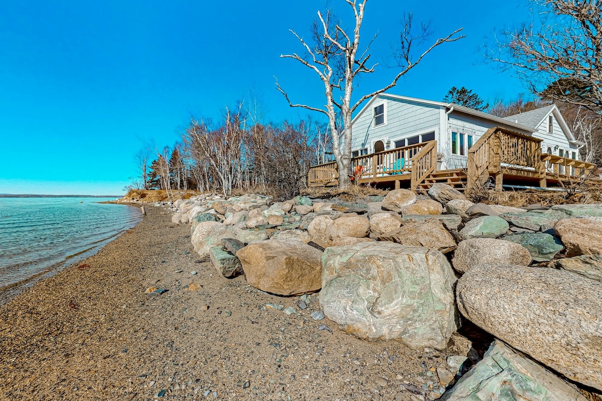 3BR Waterfront home & guest house w/beach & grill