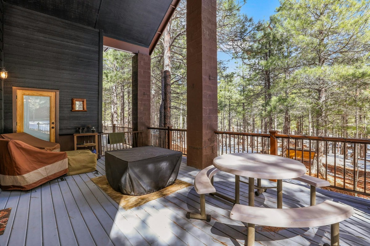 Dog-friendly forest lodge with hot tub, great deck