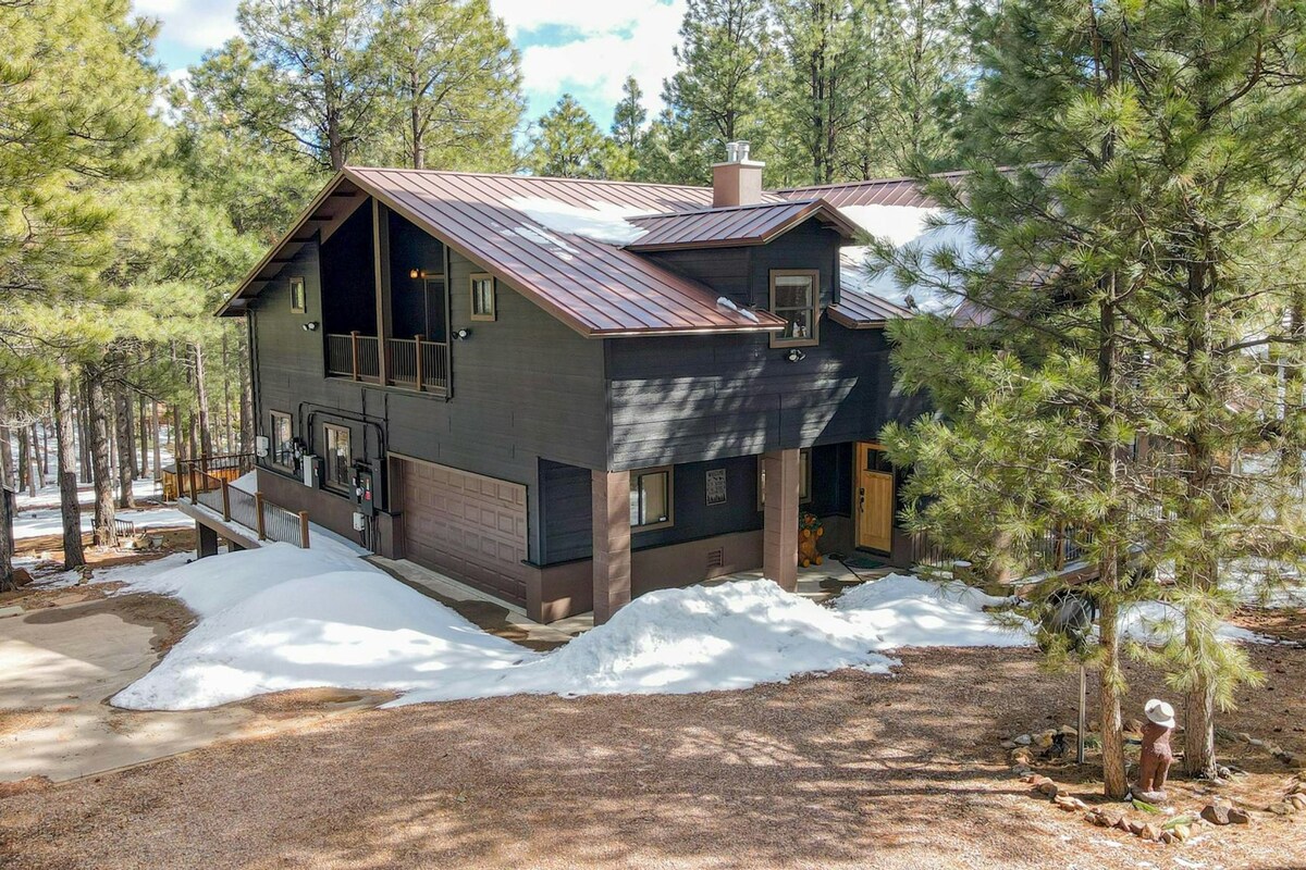 Dog-friendly forest lodge with hot tub, great deck