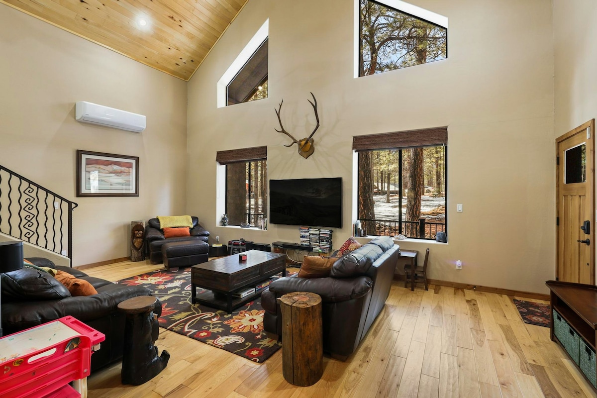 Dog-friendly forest lodge with hot tub, great deck