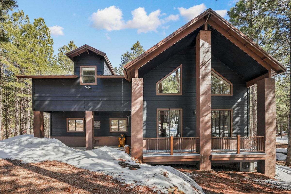 Dog-friendly forest lodge with hot tub, great deck