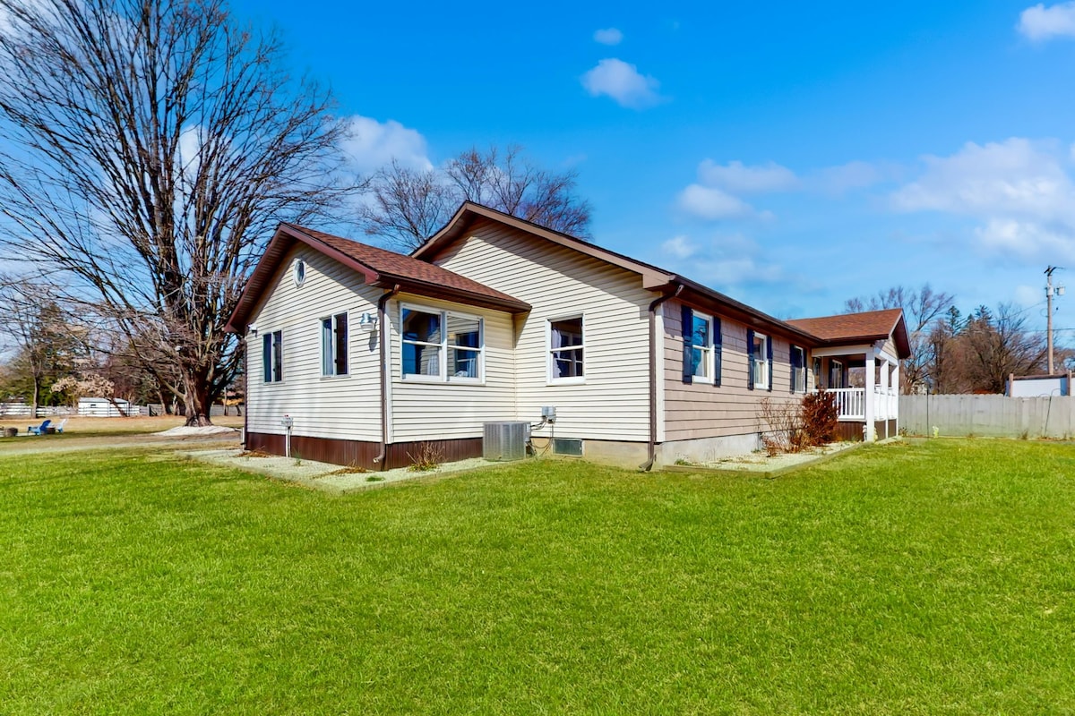 4BR with firepit & enormous yard, near downtown