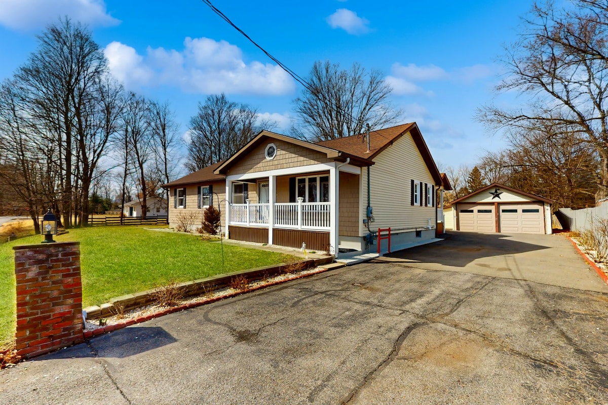 4BR with firepit & enormous yard, near downtown