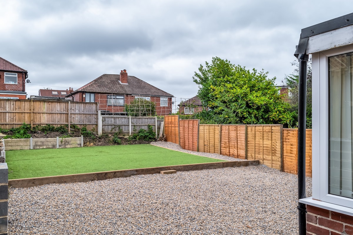 Immaculate 5-Bed House in Leeds