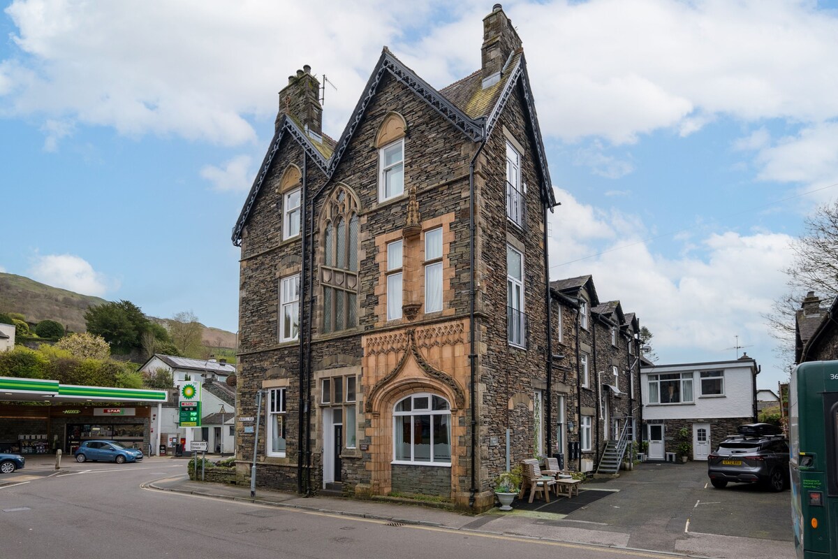 Wansfell Heights, central with parking and views