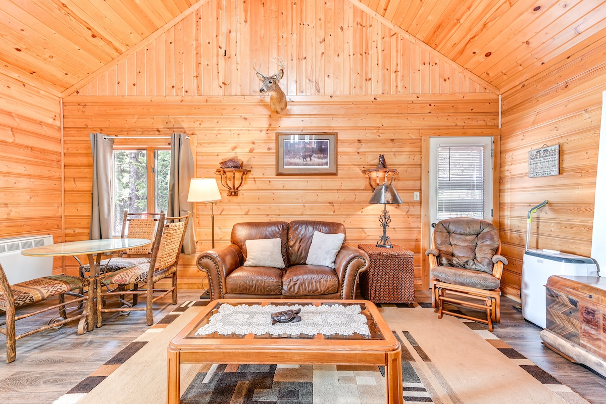 Cozy Bigfork Cabin w/ Canoes: Walk to Swan River!