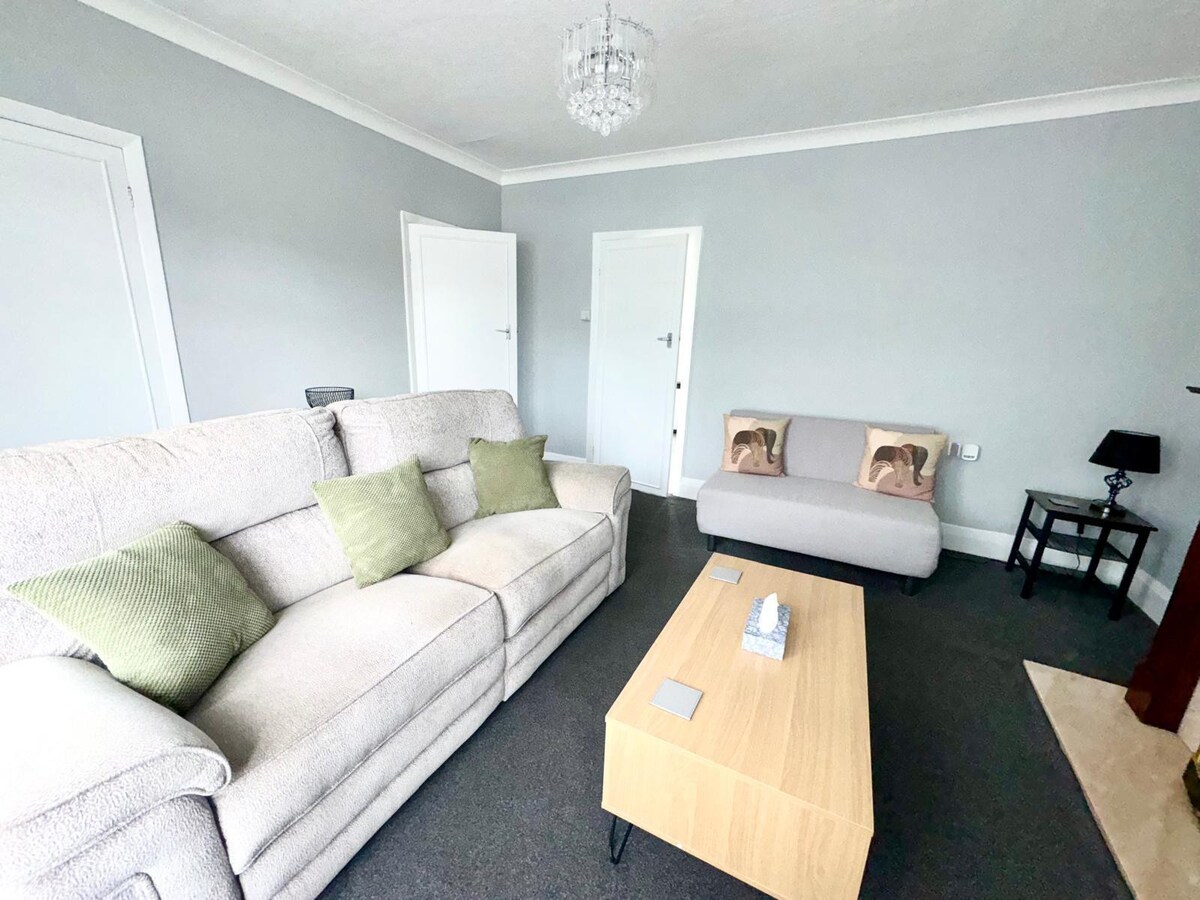 M1 Link 2 Bed House Wifi Parking,Contractors