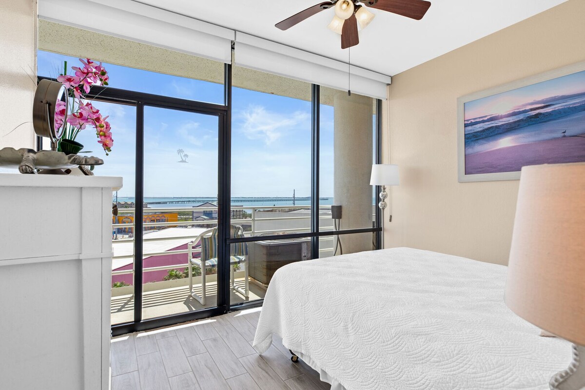 令人惊叹的双卧室海滨公寓，可欣赏海湾景观！