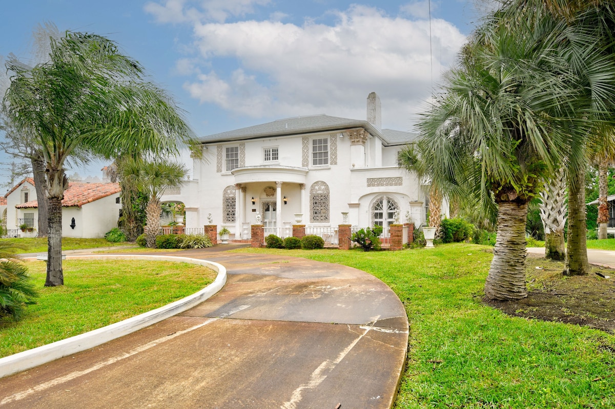 Sprawling Daytona Beach Villa < 1 Mi to Beach!