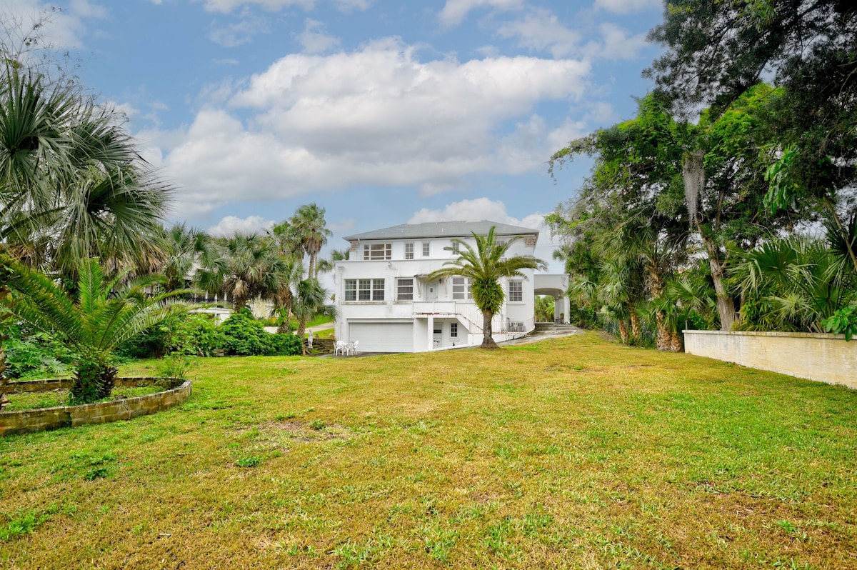 Sprawling Daytona Beach Villa < 1 Mi to Beach!