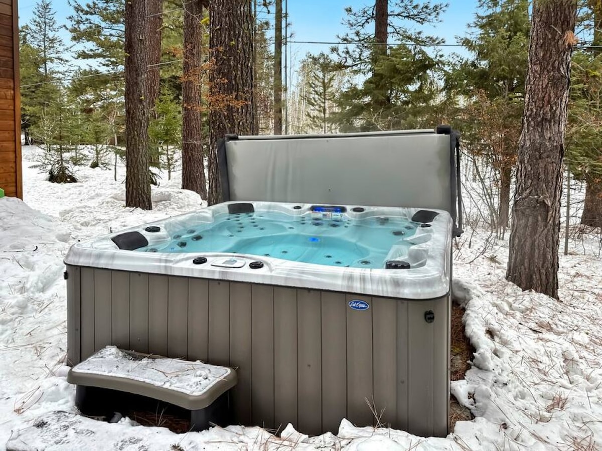 McCall Cabin: Hot Tub, Game Tables, Nice Yard