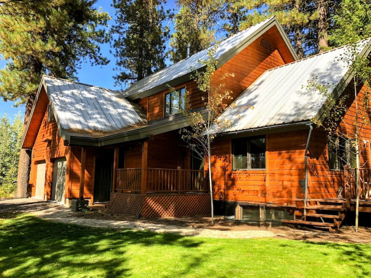 McCall Cabin: Hot Tub, Game Tables, Nice Yard
