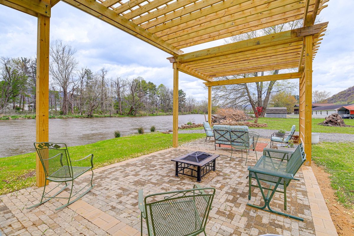 Riverfront Tennessee Retreat w/ Patio & Boat Ramp!