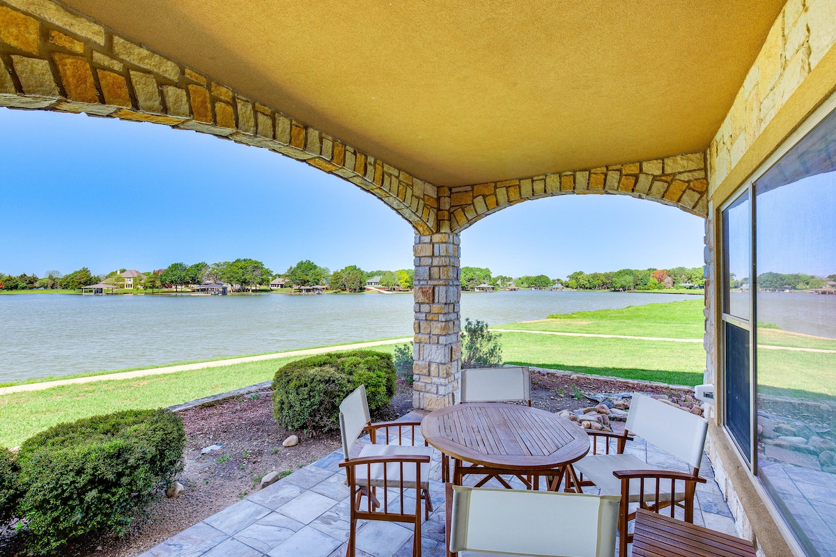 Lakefront Corsicana Condo w/ Pool Access!