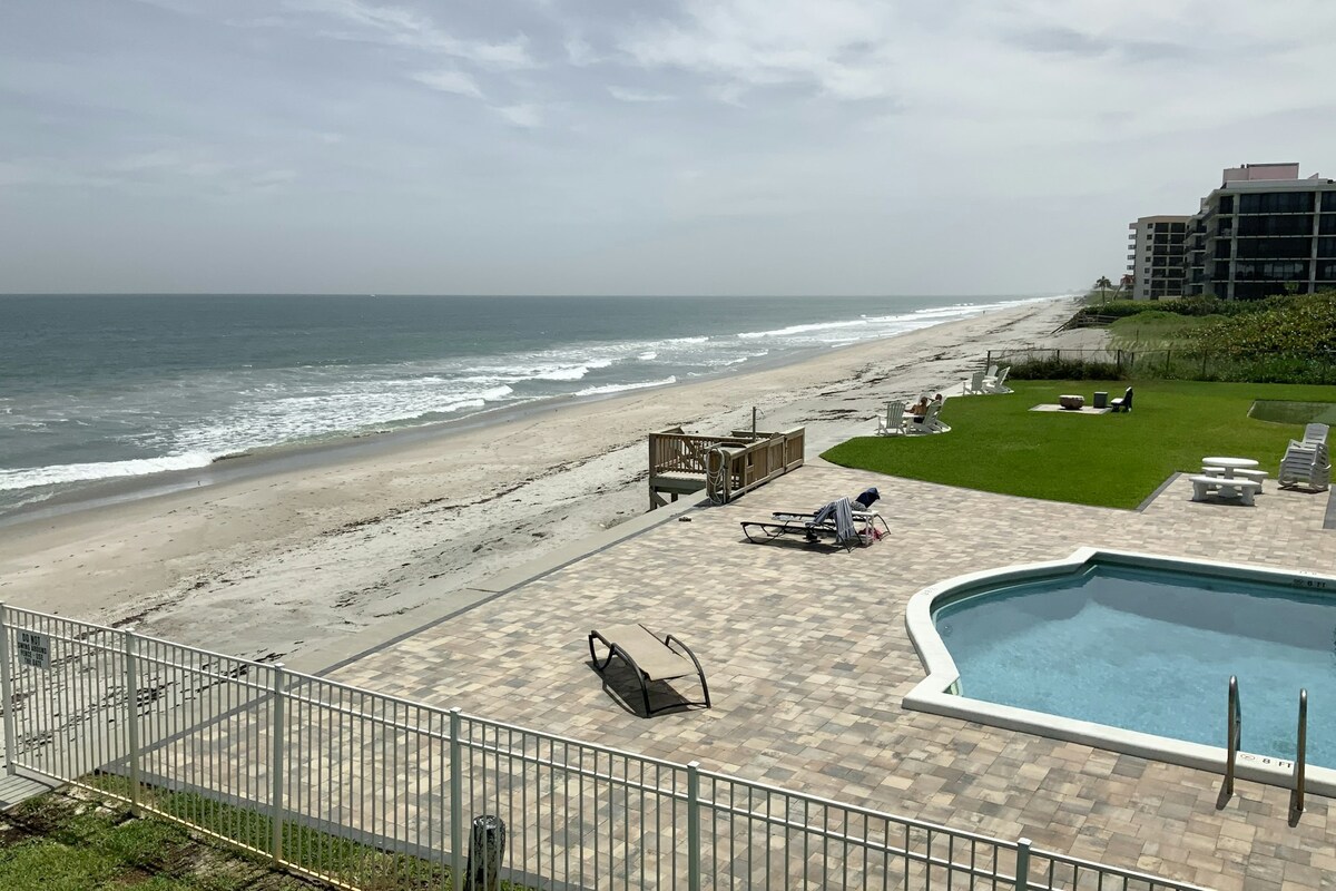 2BR beachfront condo with pool, washer/dryer
