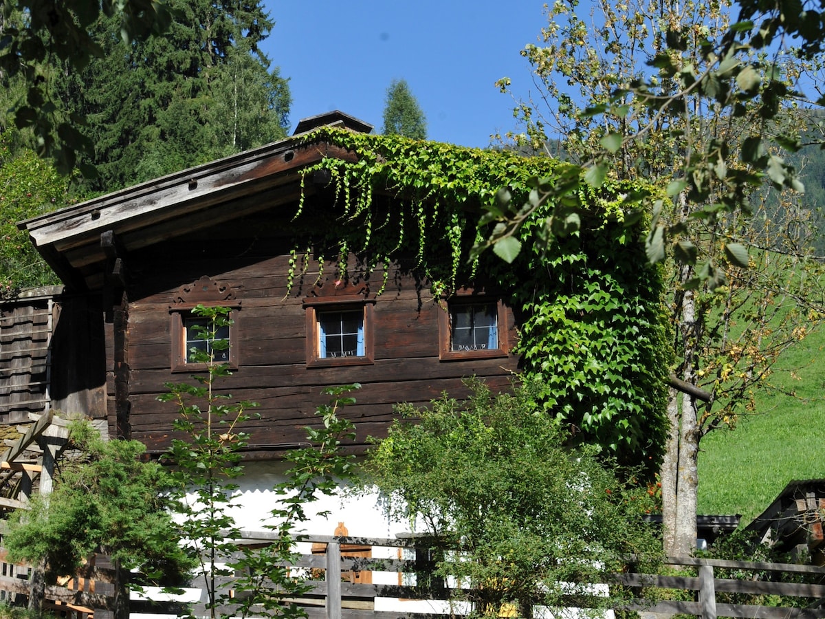 Chalet by the river, only 1 km to the ski lift