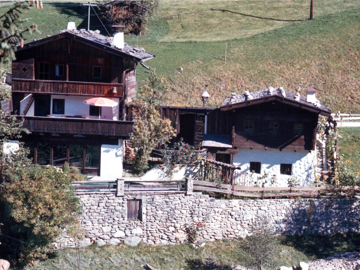 Two rustic chalets, only 1 km to the ski lift