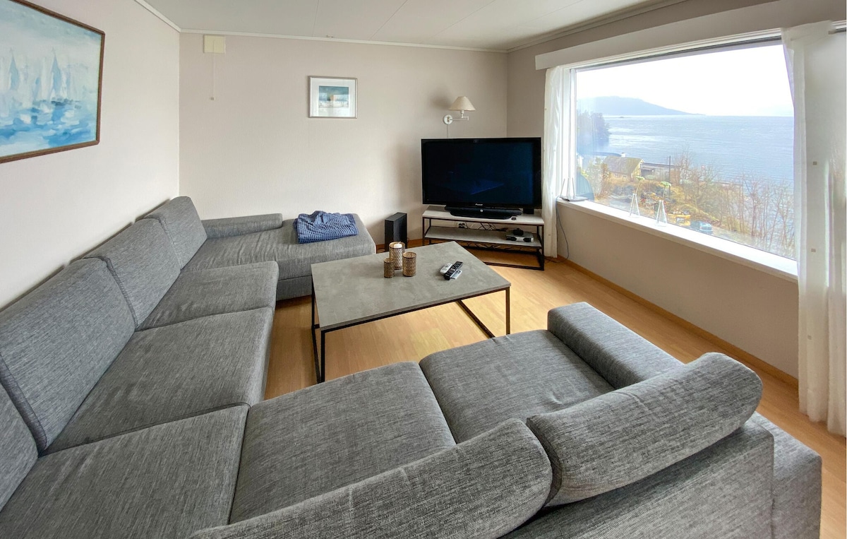 Beautiful apartment in Hellvik with house sea view