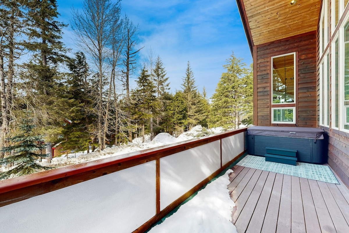 2BR Mountain-view house with hot tub