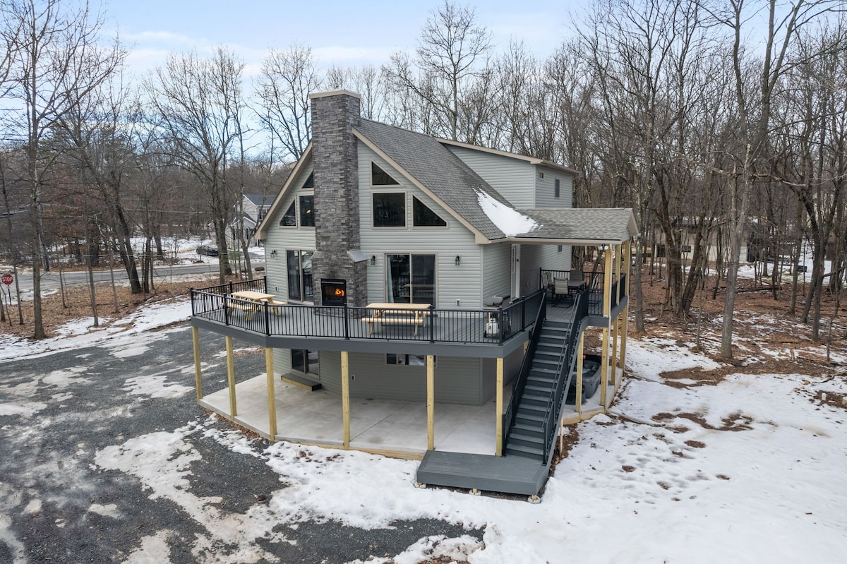 Hot Tub | Large 6 Bedroom | Game Room