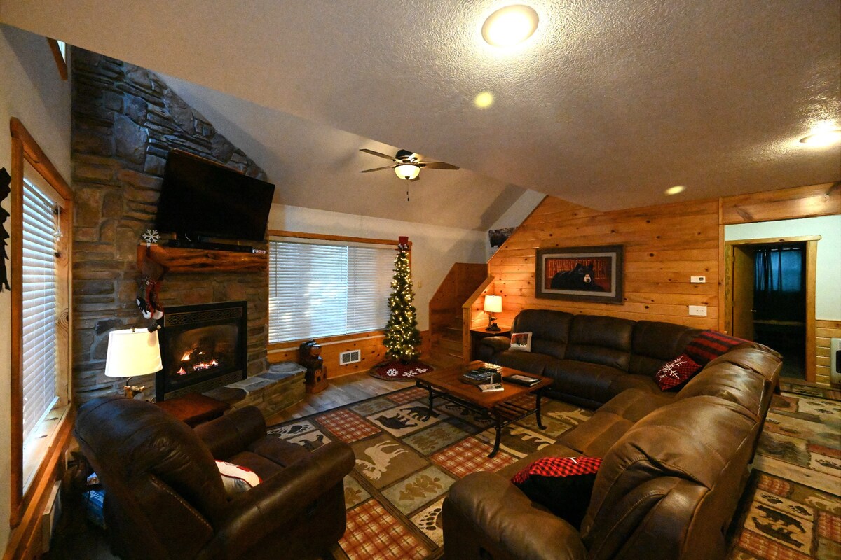 Cozy Cabin, 30 min to Yellowstone, sleeps 11