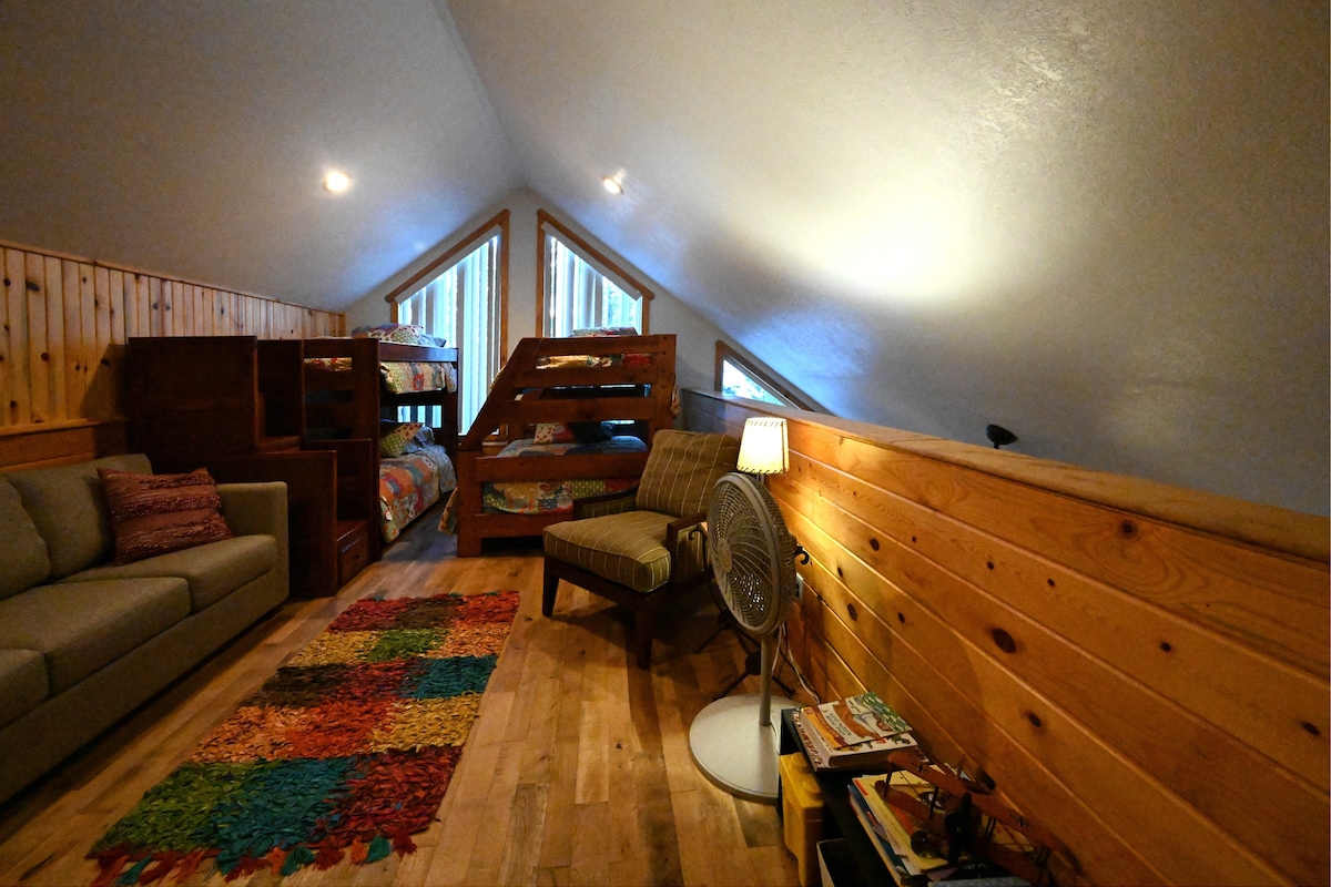 Cozy Cabin, 30 min to Yellowstone, sleeps 11