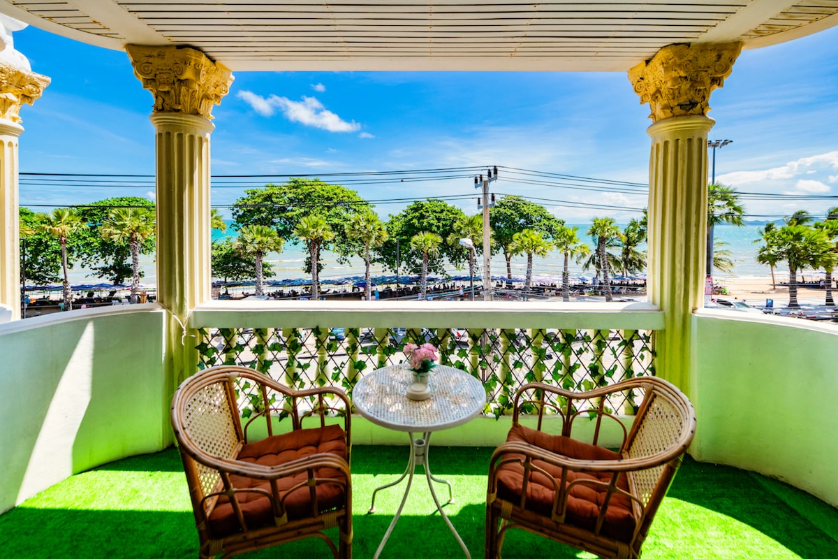 King Suite Balcony & Ocean View - Prime location