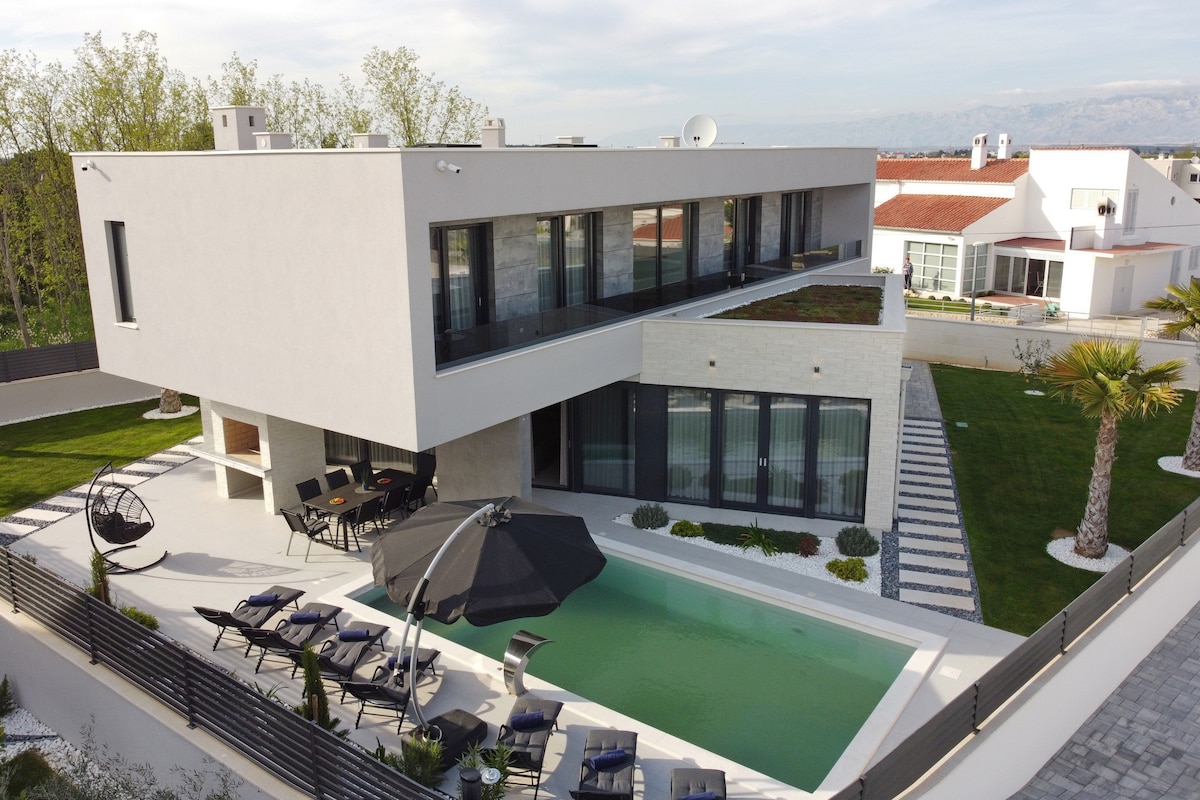 Luxury Villa 034 with heated pool