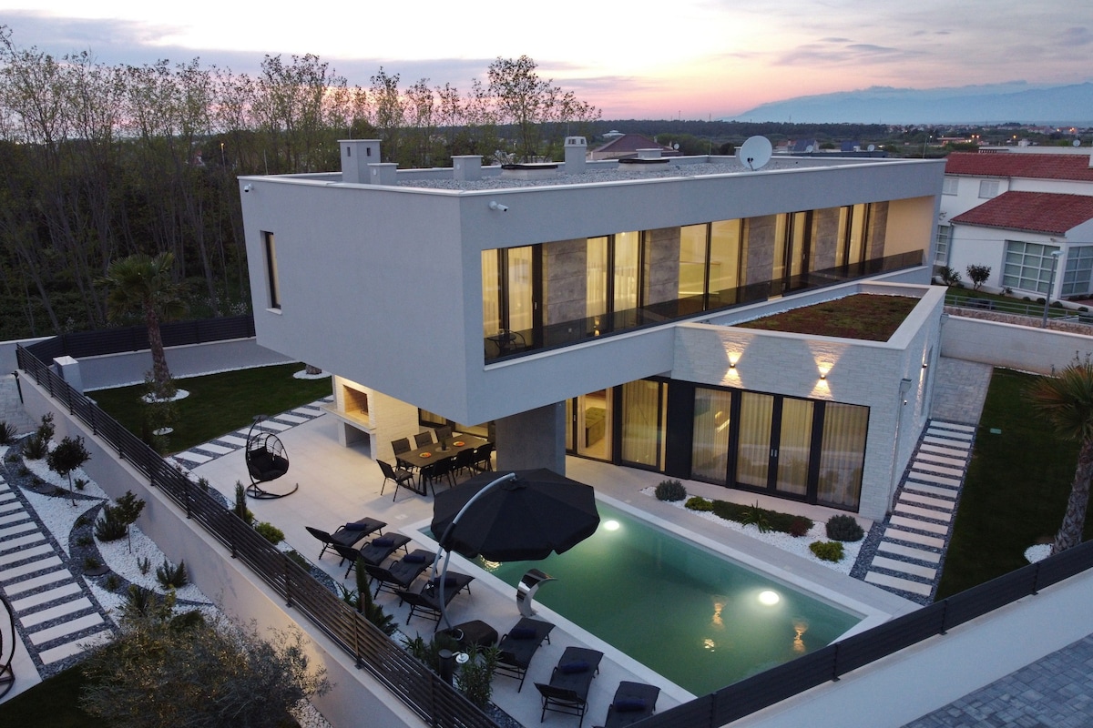 Luxury Villa 034 with heated pool