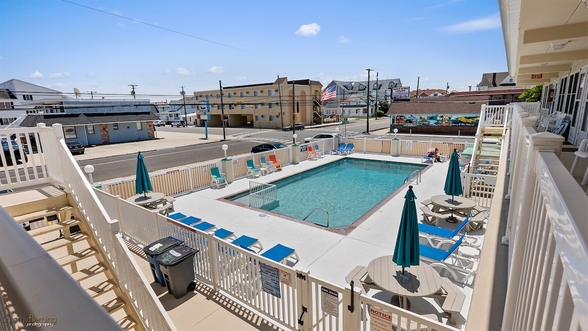 Poolside, Renovated Condo near Beach & Boardwalk!