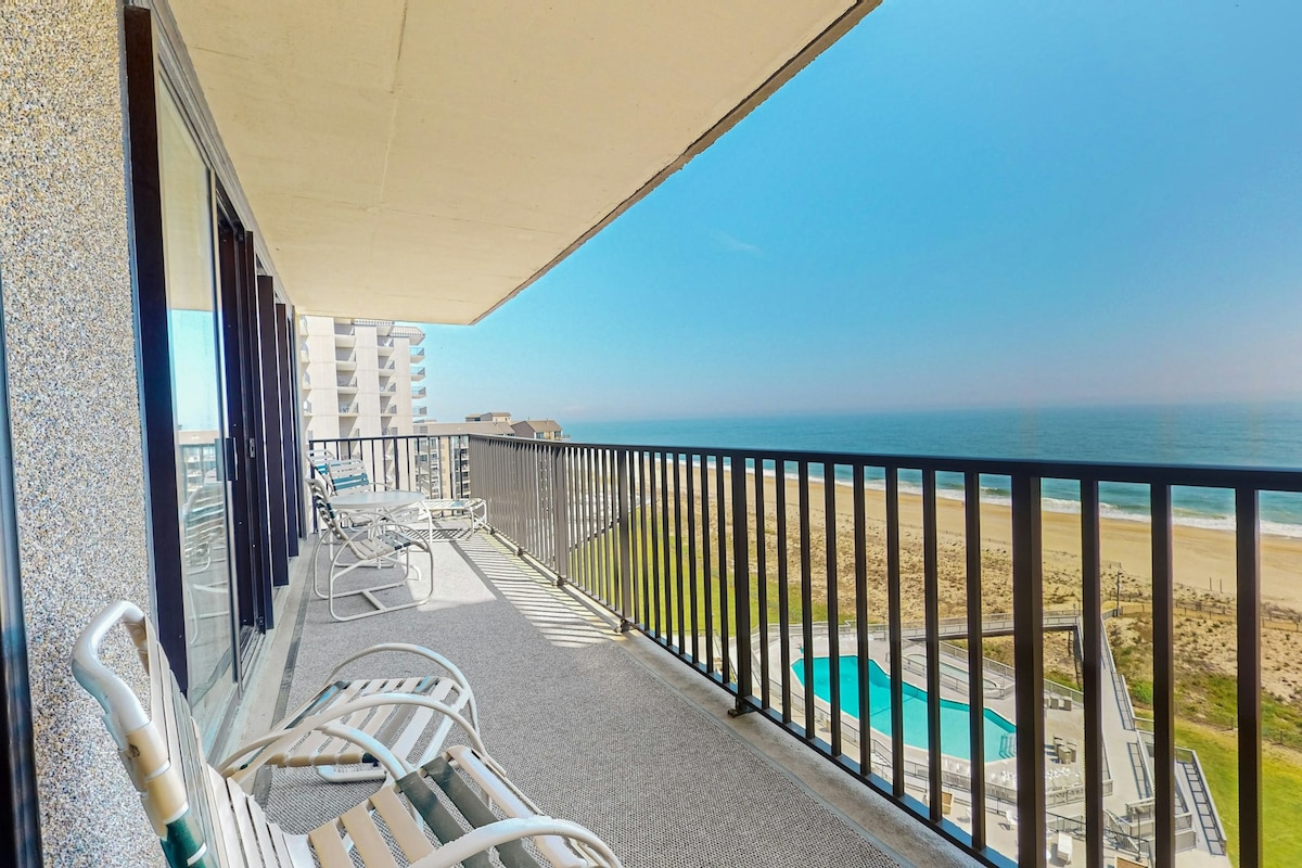 3BR Sea Colony condo with balcony, pools, beach