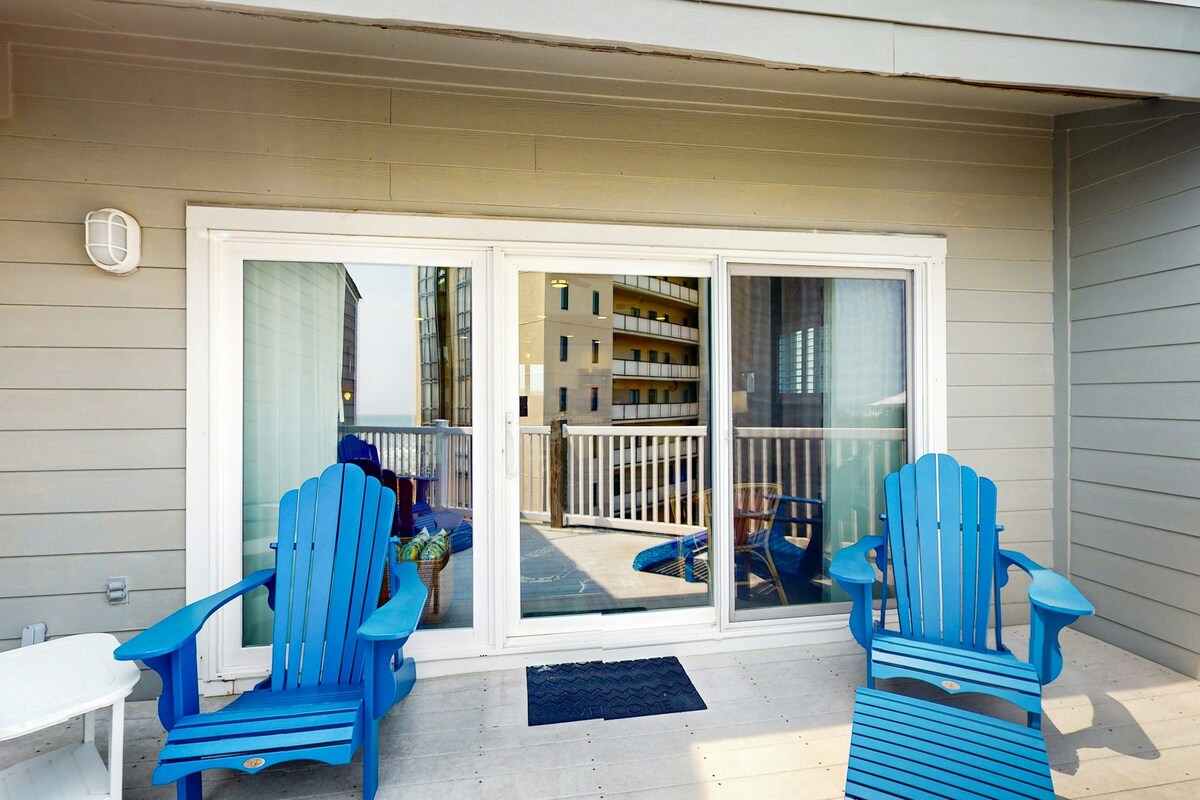 2BR renovated condo with pool, beach, & hot tub