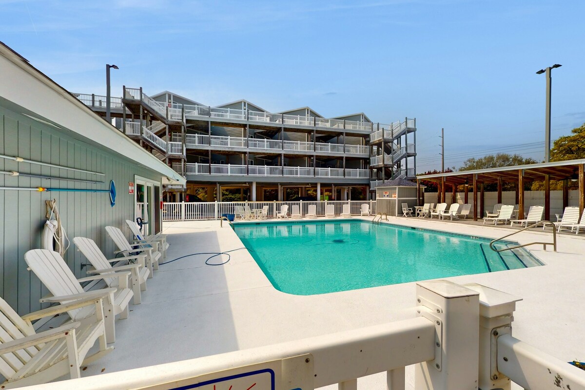2BR renovated condo with pool, beach, & hot tub