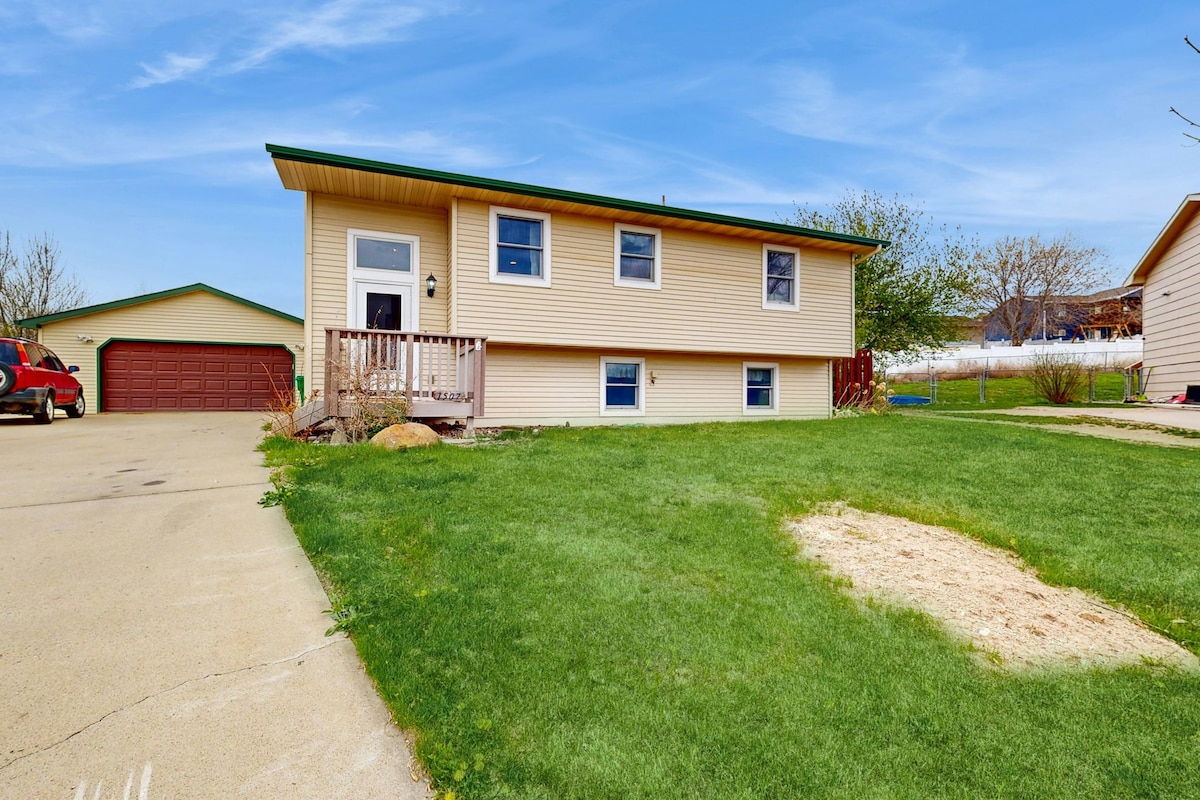 Rapid Valley 4BR with deck, den & great location