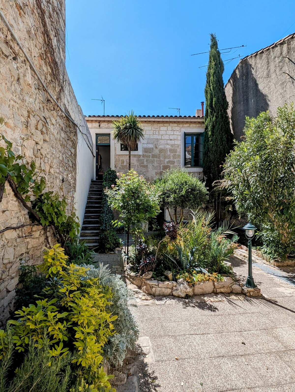 La Casa Luna, Protégée et paisible