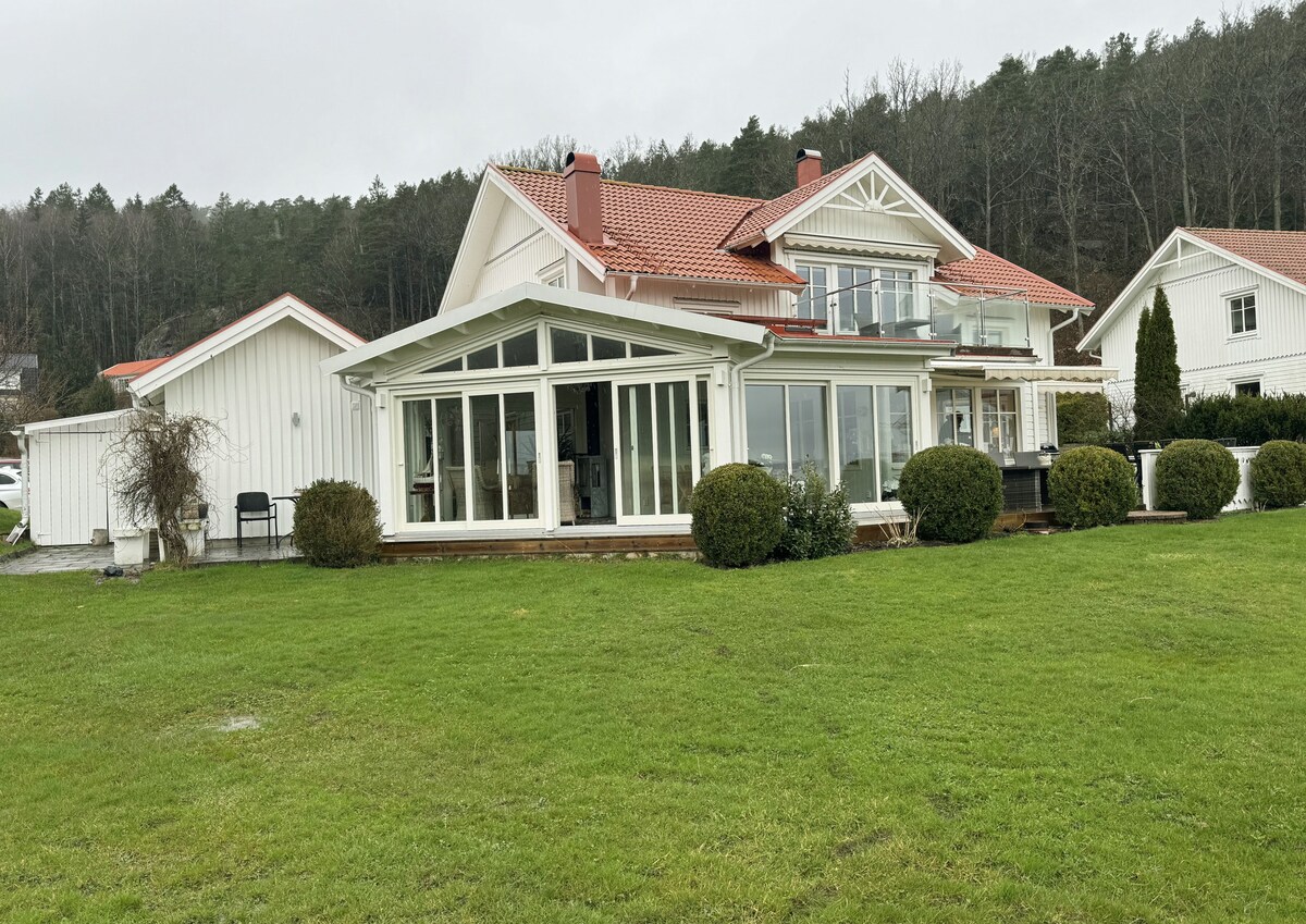 Exclusive villa with sea view in Uddevalla | Se090