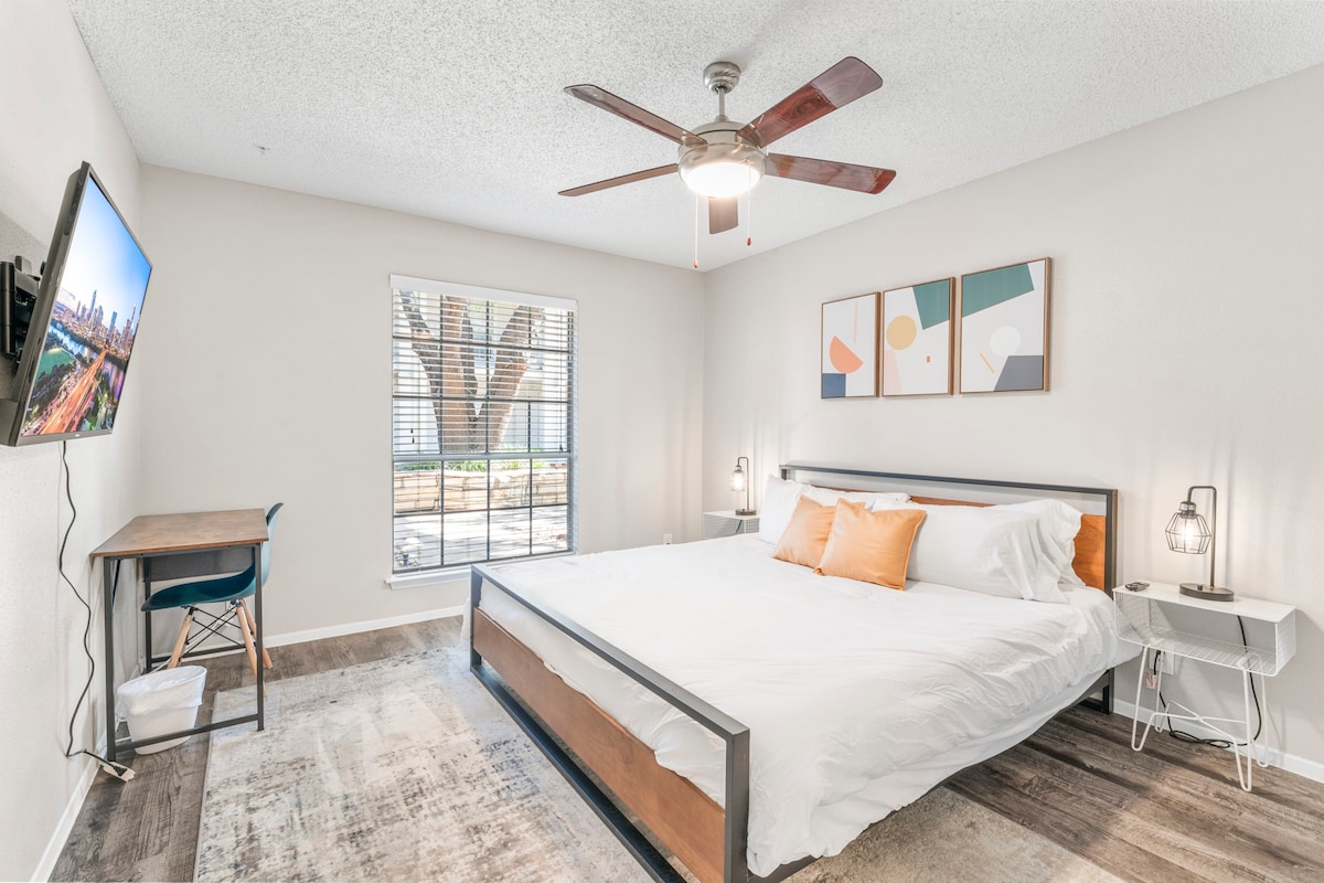 SoCo 2BR cozy suite w/ pool, king bed, fast WiFi