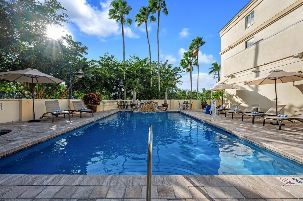 Tranquil Oasis on 5th Ave: 4 Bay View Units! Pool!
