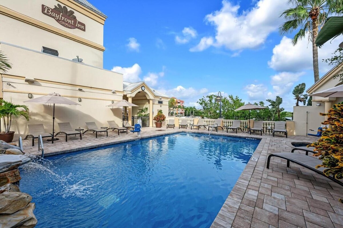 Naples Escape! 3 Units! Pool Access & Parking!