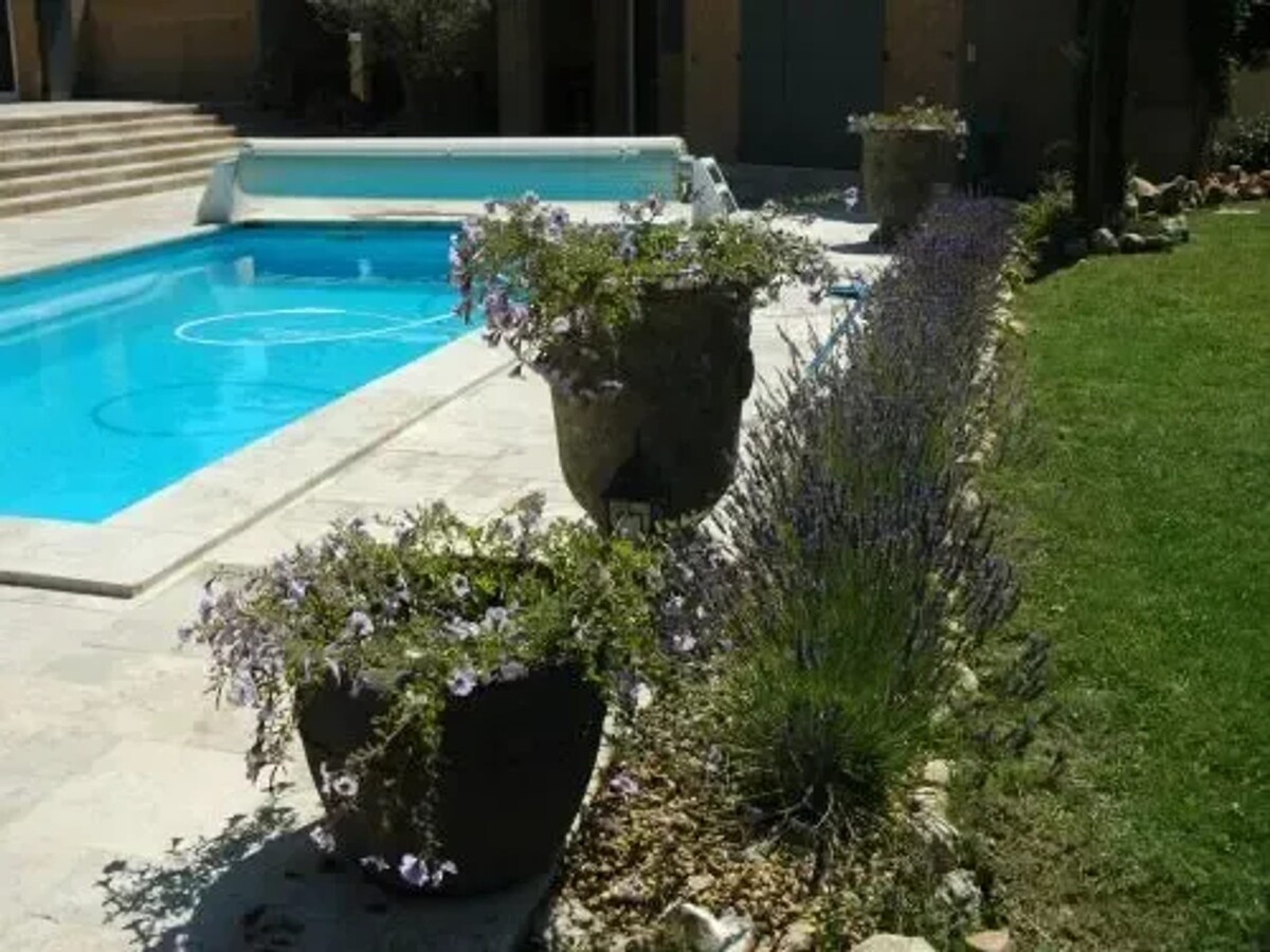 Villa for 15 ppl. with swimming-pool at Régusse