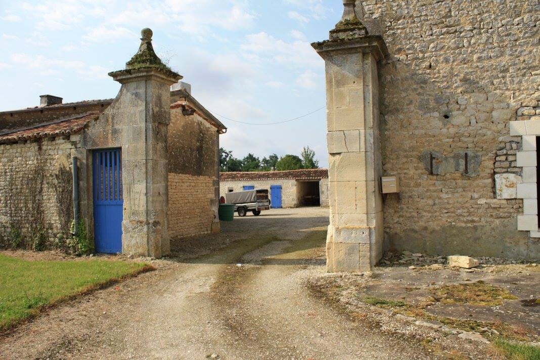 L'Etable - Converted Stable within Charantaise Farmhouse