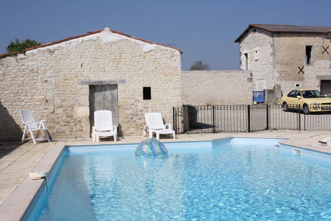 L'Etable - Converted Stable within Charantaise Farmhouse