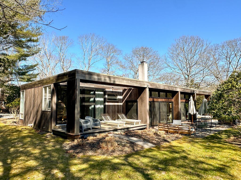 Bay Beach House - Bright, Mid-Century Home in Hamp