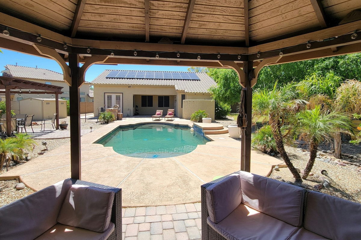 4BR spectacular oasis with a private pool