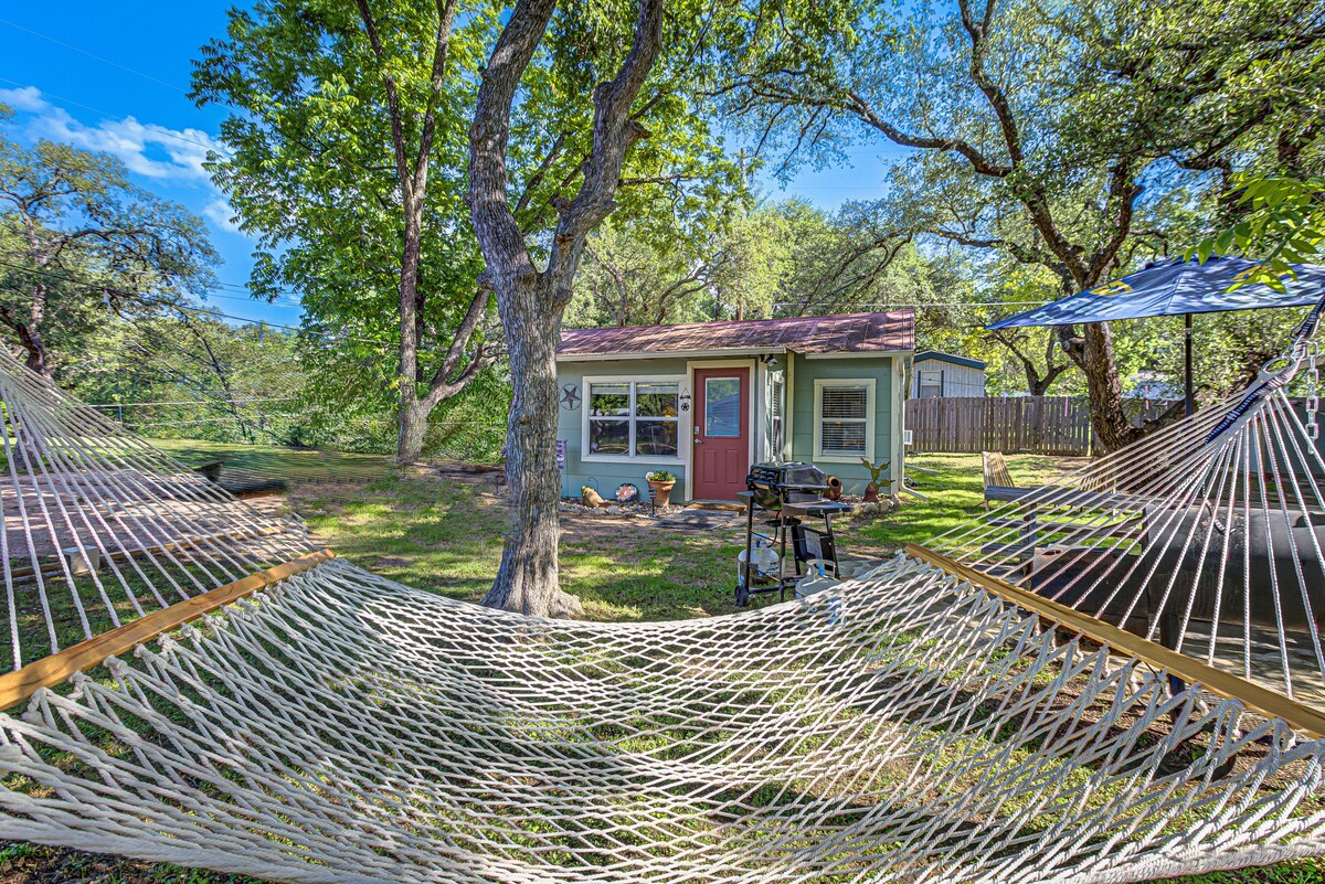 Kingsland Casita – Charming Lakeview Cottage with