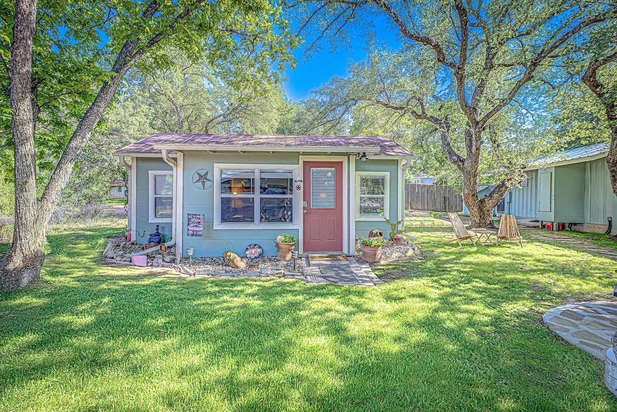 Kingsland Casita – Charming Lakeview Cottage with