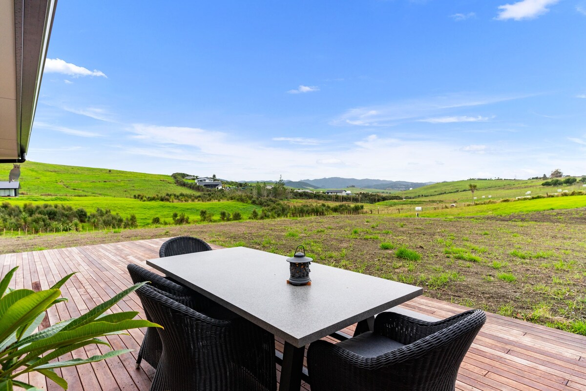 Brynderwyn Views - Hakaru Holiday Home